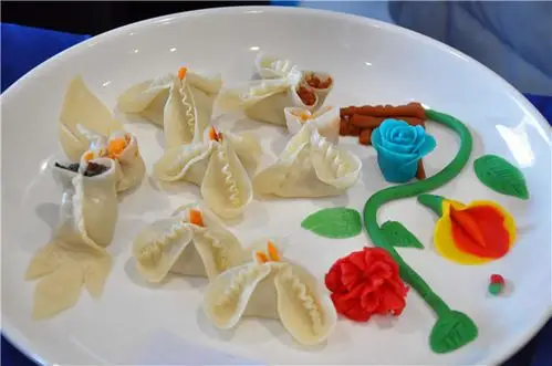 比赛内容以饺子皮和饺子剂作为规定项目,2~3种花色饺为自选项目,以