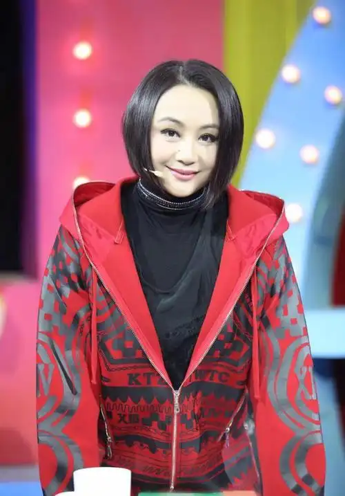 46岁曹颖近照太飒短裙配长靴显长腿太美豪宅金碧辉煌像宫殿