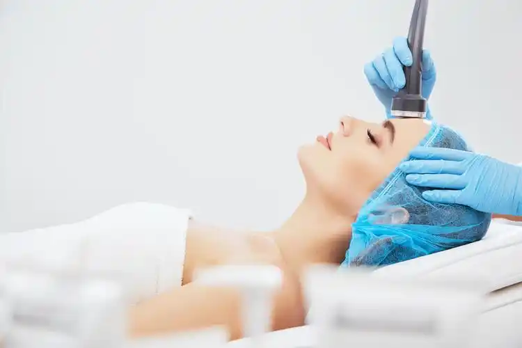 女人躺在美容院上洗脸面部清洁脸部