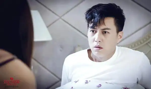 然而事情并没有那么简单  正在热播的电视剧《我们的爱》中,靳东饰演