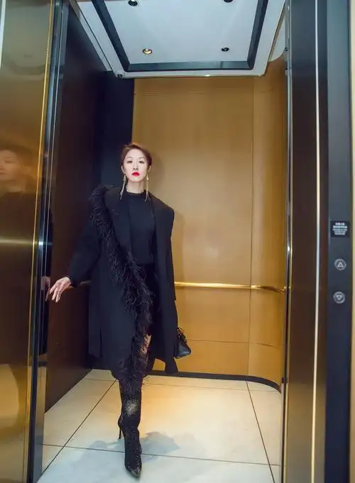 张雯小寒节气随拍 彰显黑色酷飒魅力