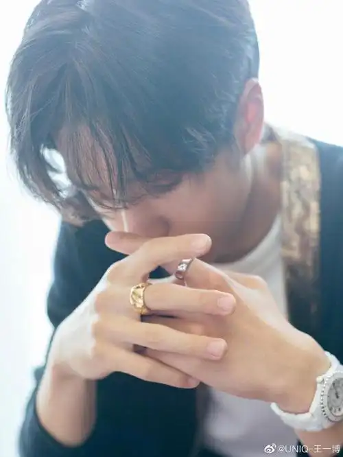 95后的王一博,自拍为何钟爱剪刀手?比心心排第二