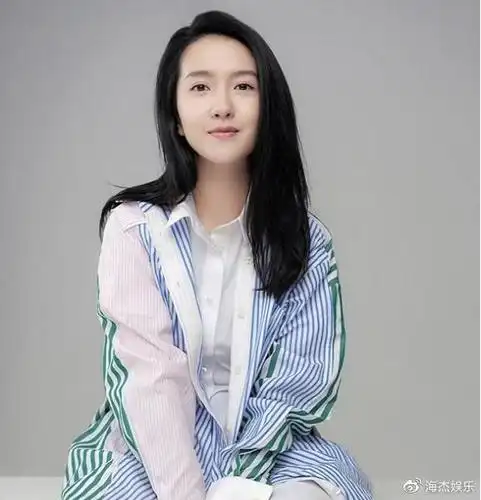 照片中两个人做鬼脸,许龄月伸舌头没有偶像包袱,男的耳朵上戴着一朵小