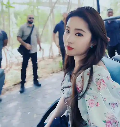 刘亦菲在阿布扎比的路演,放松的感觉是具体的,简单的服装体现出不同的