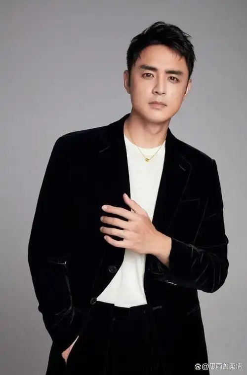 明道一家三口被偶遇,老婆抱孩子,自己单独过马路当甩手掌柜!