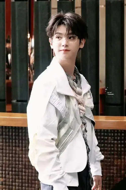 黄明昊密逃5上班路透##黄明昊金丝眼镜造型路透