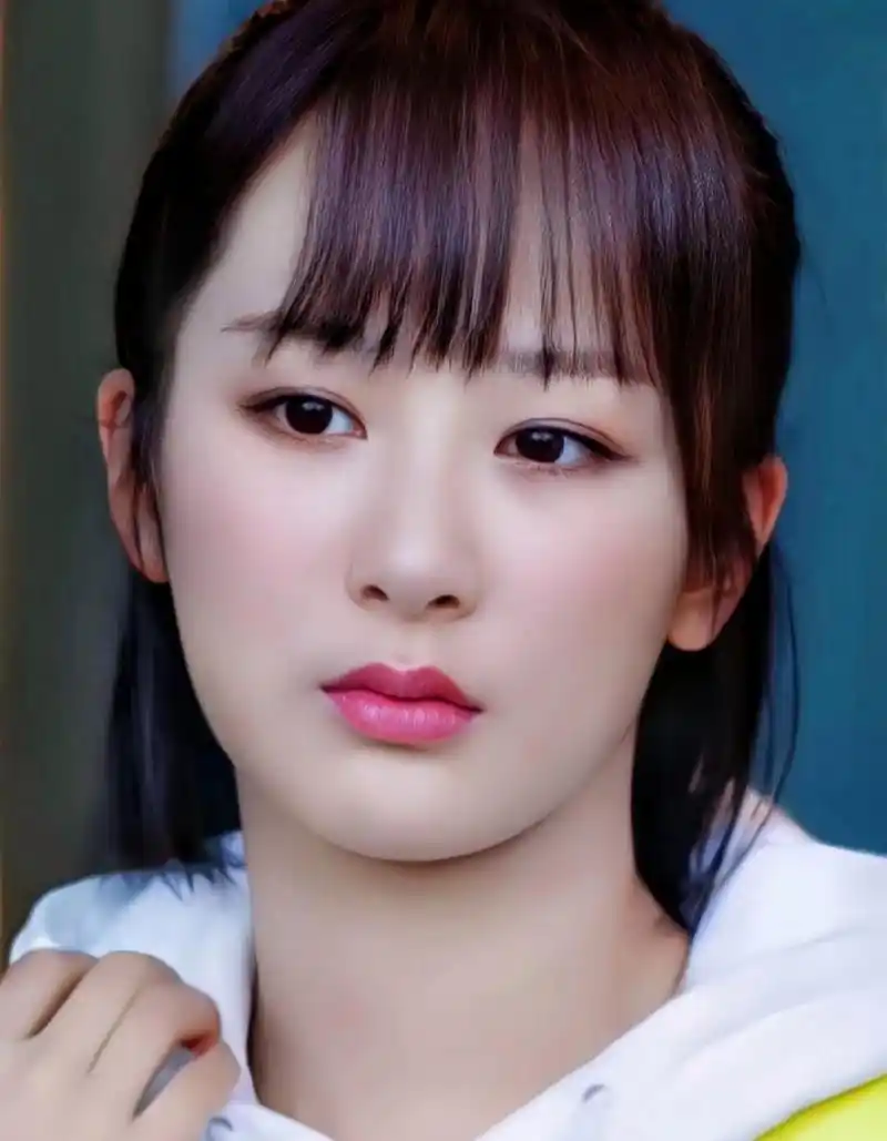 看杨紫梳着齐刘海短发,清纯明艳,水汪汪的大眼睛含着泪花,好像是激动