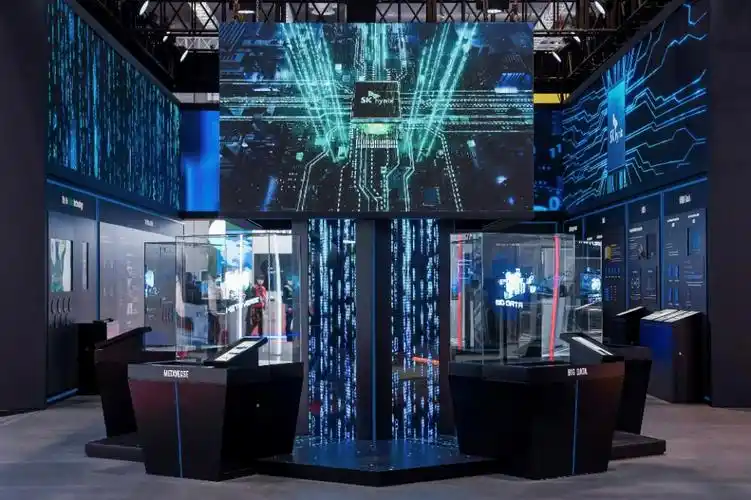 走进展位,在中央最显眼的地方,我们能看到充满科技感的"memory