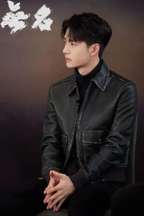 王一博开工造型,皮外套 黑色毛衣简单帅气,完美展示型男魅力