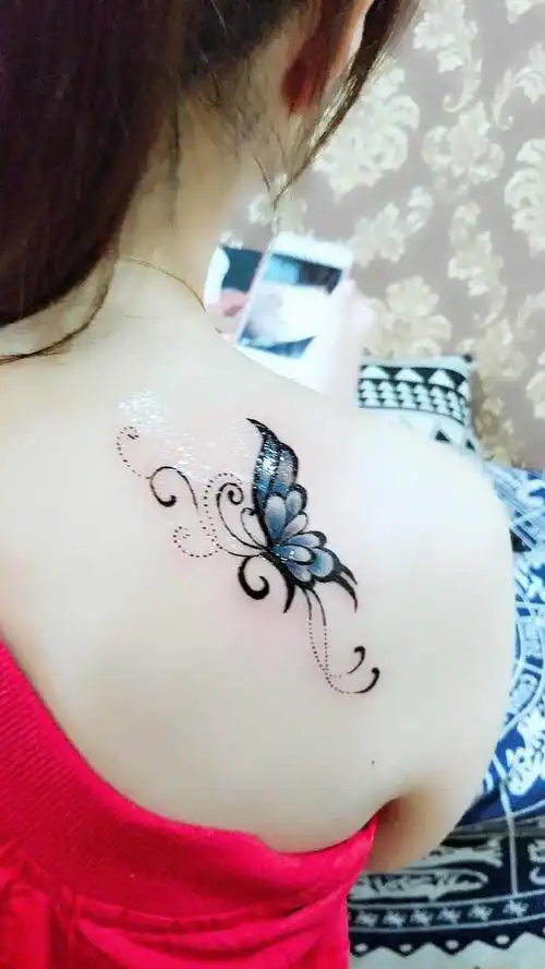 后背彩色蝴蝶纹身