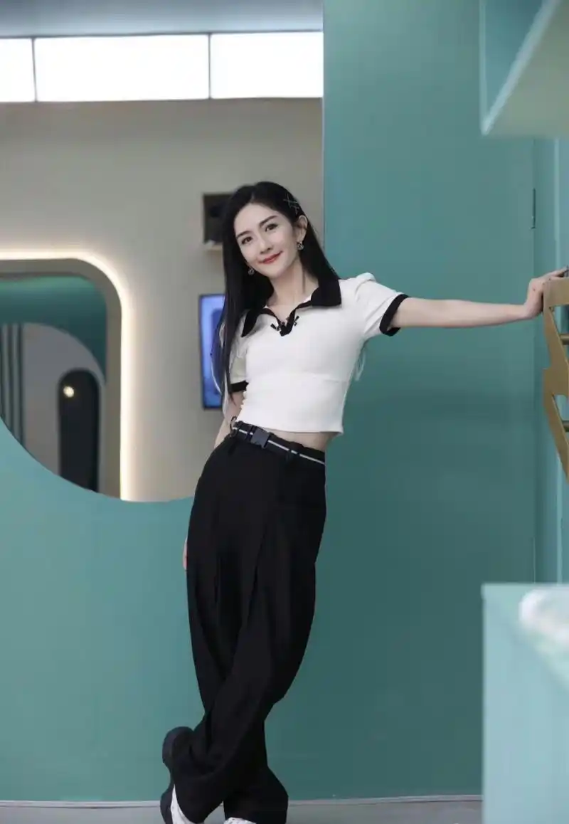 谢娜《乘风2023》 白色西装套装造型好飒～ ,姐姐的马甲线哦
