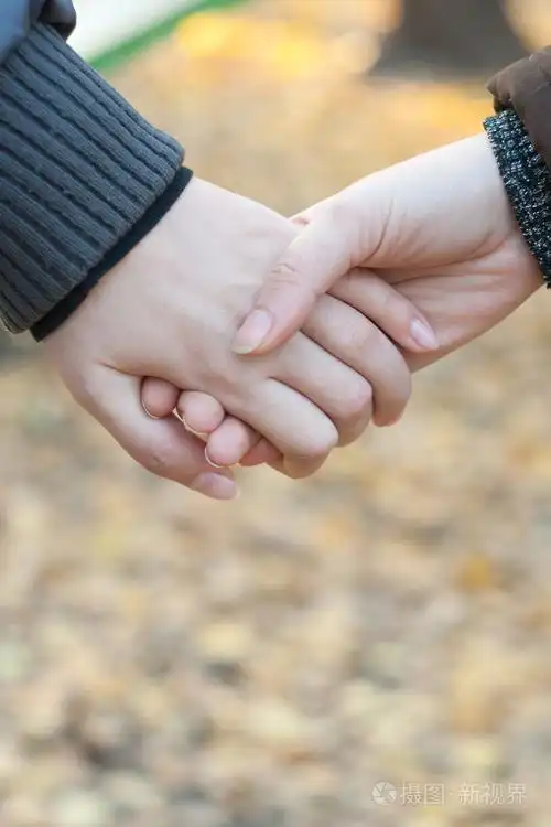 两个女孩手牵手照片-正版商用图片01pco2-摄图新视界