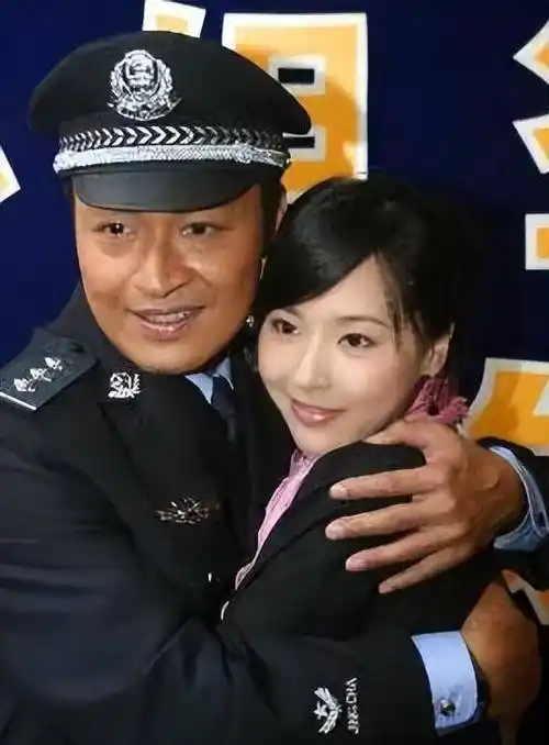 马景涛和前妻为儿子庆生,15岁心心显羞怯,身高追上哥哥近一米八_家庭