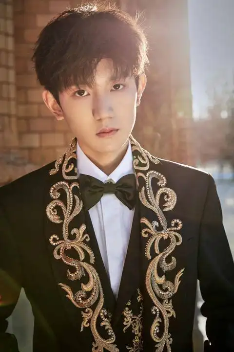 王源最新写贵气小王子风范十足 帅一脸