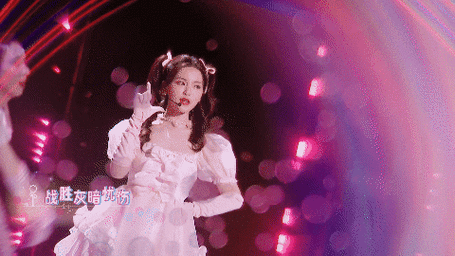 杨超越巴啦啦舞台甜到发晕##杨超越小魔仙同台唱跳
