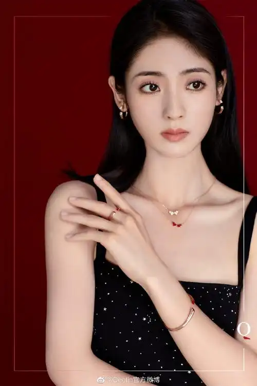 邢菲_佩戴全新wulu echo系列,优雅黑碰撞深邃红,点点钻石悦动,甜蜜