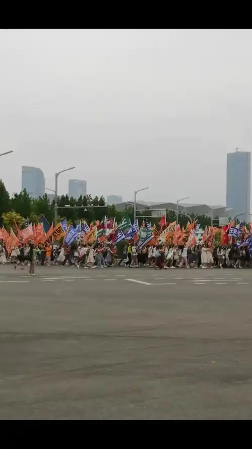 西安街头惊现举旗大军,tfboys十周年演唱会粉丝应援惊呆路人_凤凰网