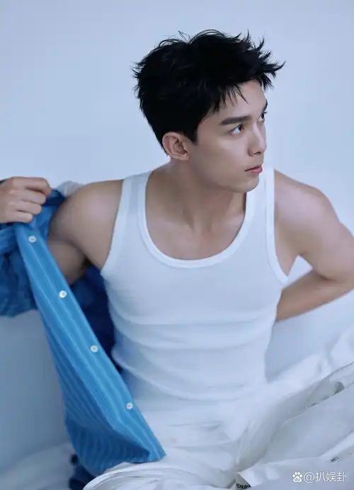 我宣布吴磊就是古希腊掌管背心的神,他这身白背心搭配手臂肌肉线条