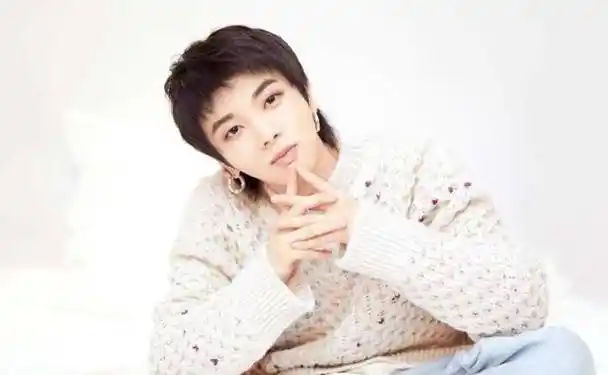 华晨宇《王牌》秀打人演技,害羞倒地缩成一团,后期消音很可惜_关晓彤