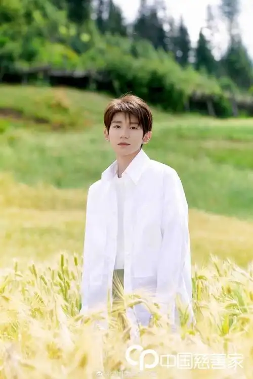 王源超话#王源纯白套装#全世界最适合穿白衬衫的人出现了@tfboys-王源