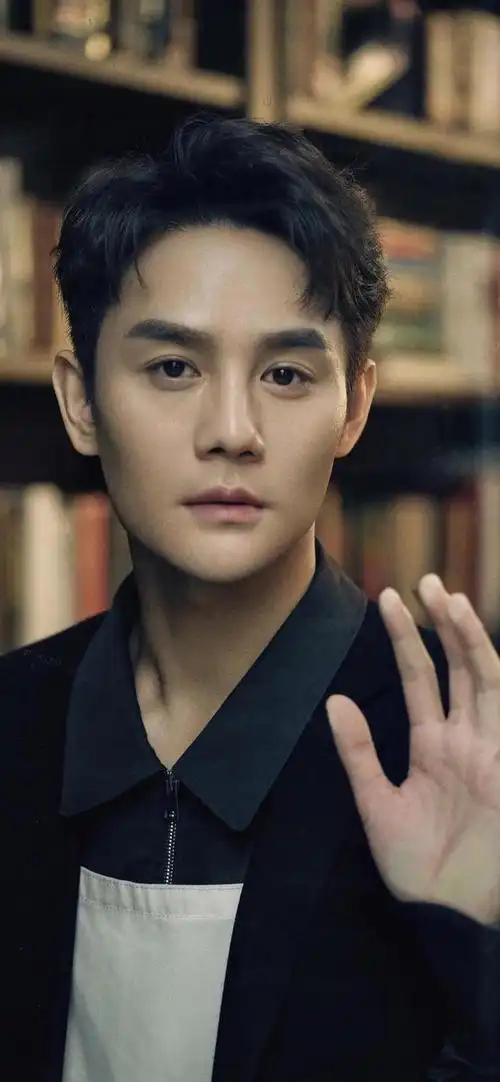 王凯的外表气质非常出众深受人们的喜爱他的壁纸也备受欢迎