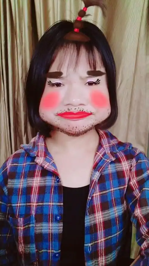 哈哈哈是不是很丑?看我逆天化妆术😜