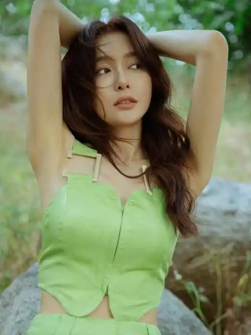 被秦岚的海边写真惊艳到穿吊带露背裙秒变水蜜桃性感又迷人