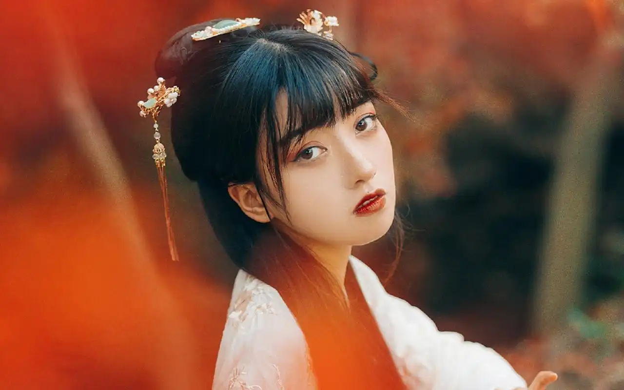 冷艳古风美女枫叶林写真图片壁纸