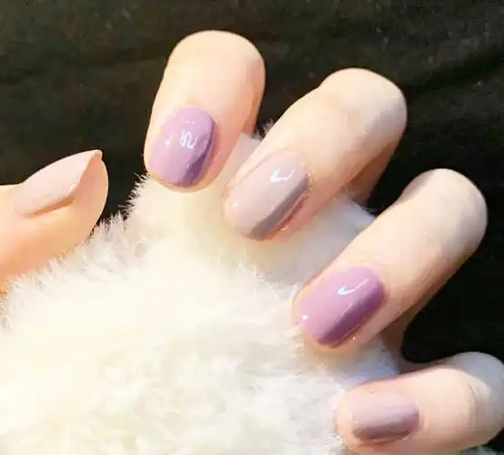 2021款夏季显白淡紫色拼色美甲 【图】