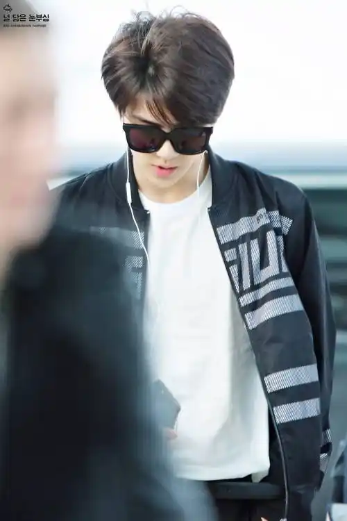 exo_吴世勋_osh_机场_黑发_高清壁纸_手机背景