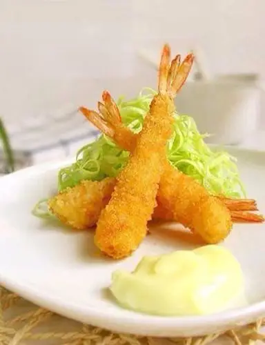 【日式炸虾】1.虾洗净,去虾头,剥皮,挑出虾线;2.