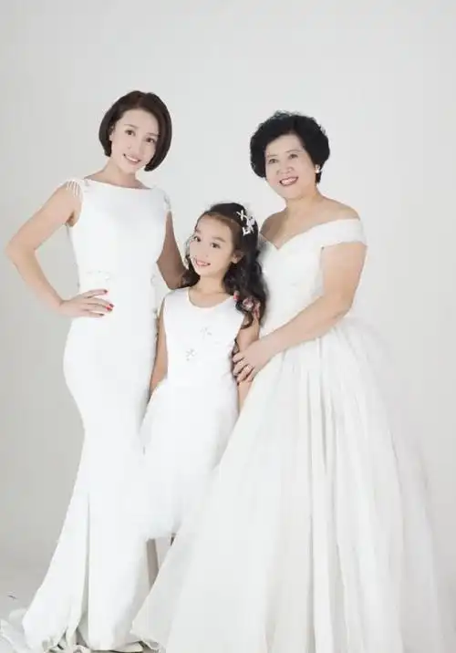 冯巩藏了16年的女徒弟比贾玲更美更出众登春晚一夜爆红