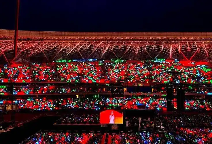 tfboys演唱会灯牌实况,形不成蓝海绿海红海,五颜六色很是杂乱_王俊凯