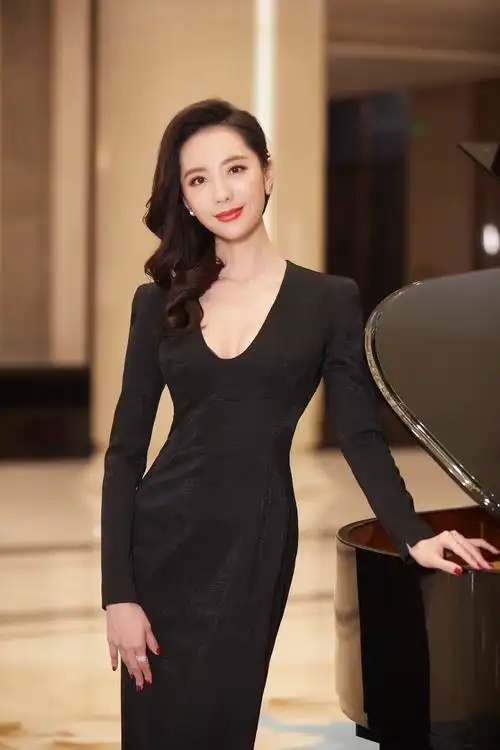 p>陶珞依 i>(原名苗洛依) /i>,3月11日出生于安徽省 a target="