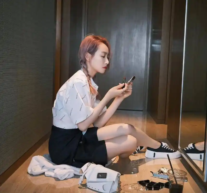 宋茜私服穿搭身着evisu短袖衬衫 宋茜|私服穿搭身着evisu短袖衬衫