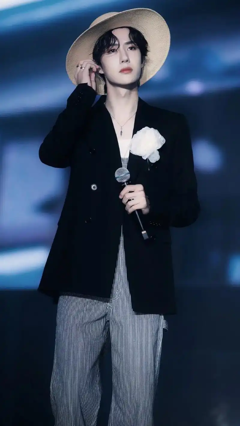 相册百分之九十都是#王一博 的帅照#超酷 - 抖音