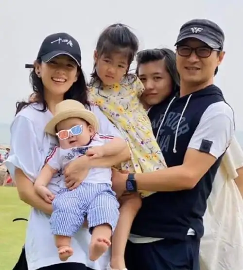 章子怡晒娃,和儿子女儿嘟嘴亲亲,网友问啥时候生二胎了