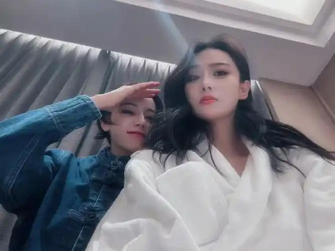 迪丽热巴和张馨予一起聚餐了两姐妹的感情好好哦