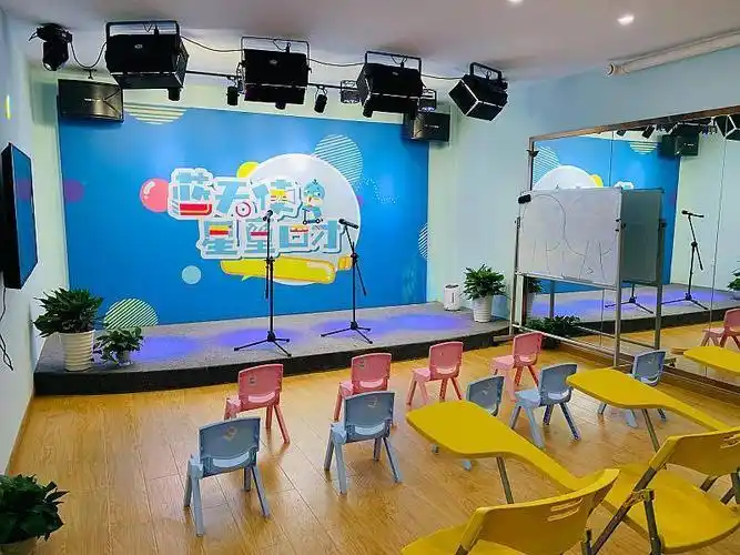 教室二:常规课教室,配备专业灯光音响设备