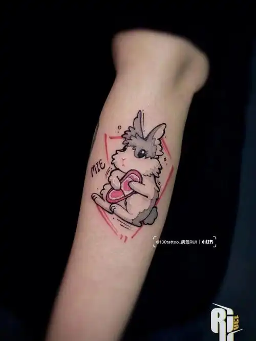 喜欢咬拖孩  给它设计成抱着粉拖孩的小兔子-#我的纹身分享  #纹身也
