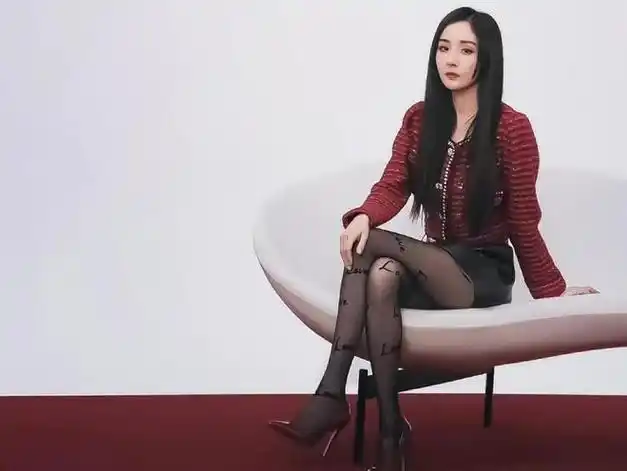 杨幂首个大片穿情人节黑丝袜彻底放开秀身材盘腿坐姿太牛