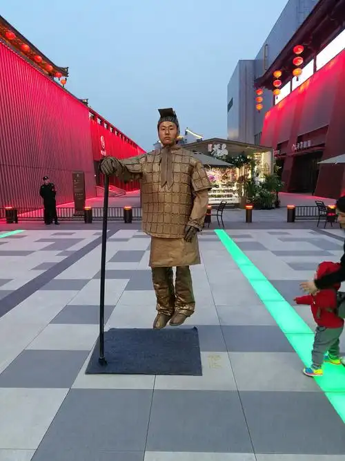 活人兵马俑,怎么脚都悬空着?用什么撑着的?真替他累得慌.