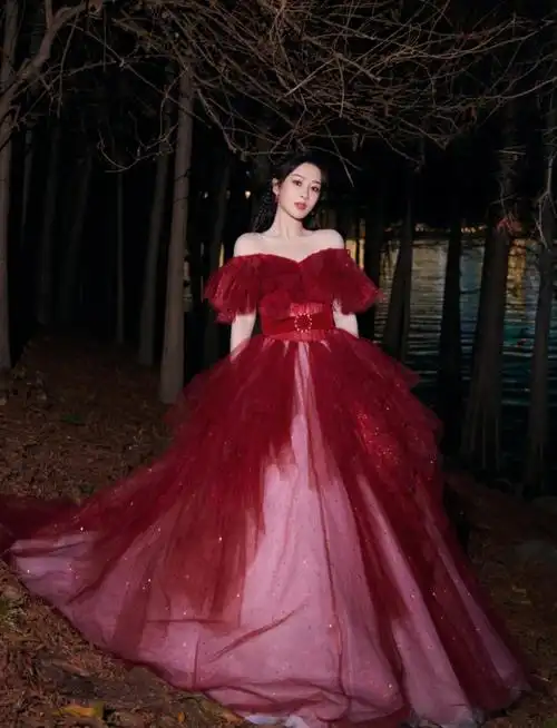 杨紫身着mia独家品牌【selenechow2022ss|浪漫主义】新复古渐变红色