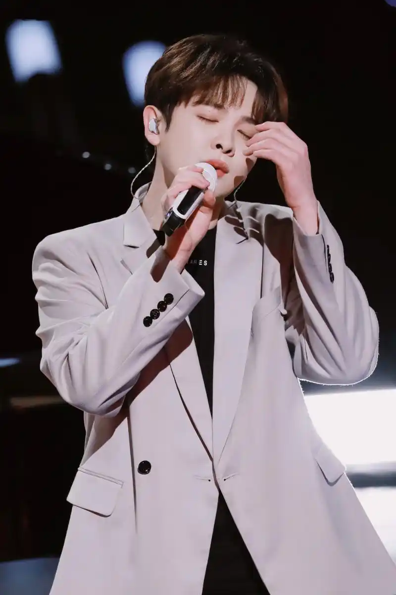 可帅可奶尤长靖,休闲搭配尽显独特气质,阳光少年不乏青春时尚