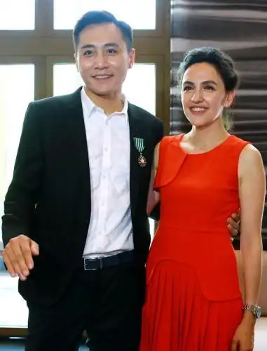 刘烨与章子怡同获法国勋章 忘情拥吻爱妻