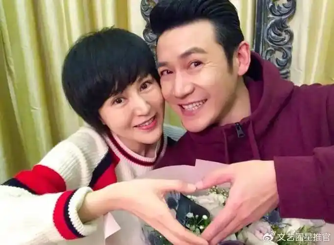 陆毅妻子鲍蕾出席活动台上动作不断眼神怯懦