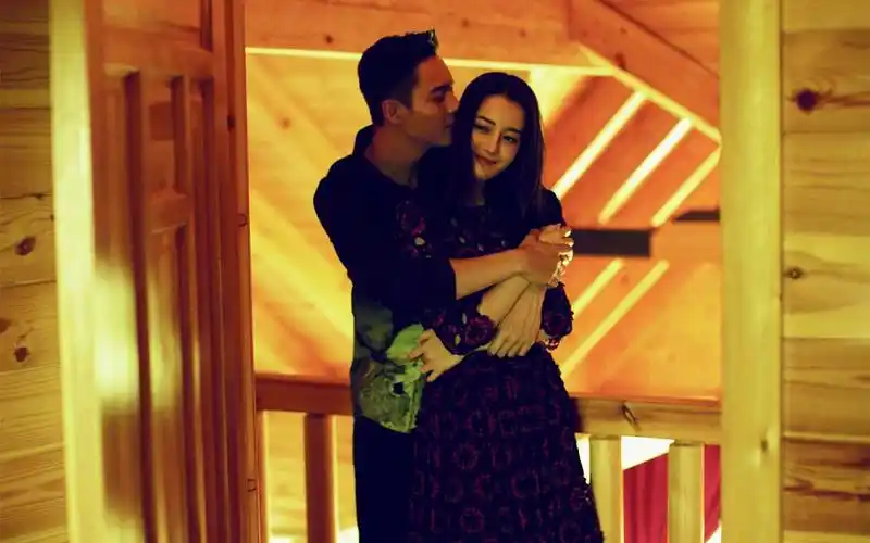 迪丽热巴陈伟霆甜蜜时尚写真桌面壁纸下载4