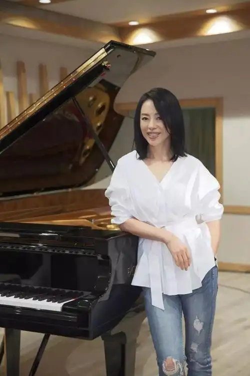 黄绮珊是华语流行音乐界的顶尖女歌手之一,她的美妙嗓音和深情演绎