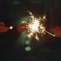 烟花头像图片 好看拿在手中的烟花_微信头像图片大全