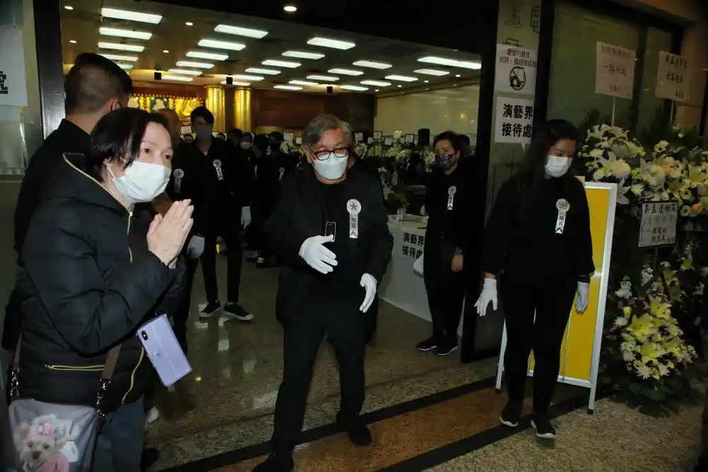 他透露吴孟达明日出殡后,骨灰将运回马来西亚安葬